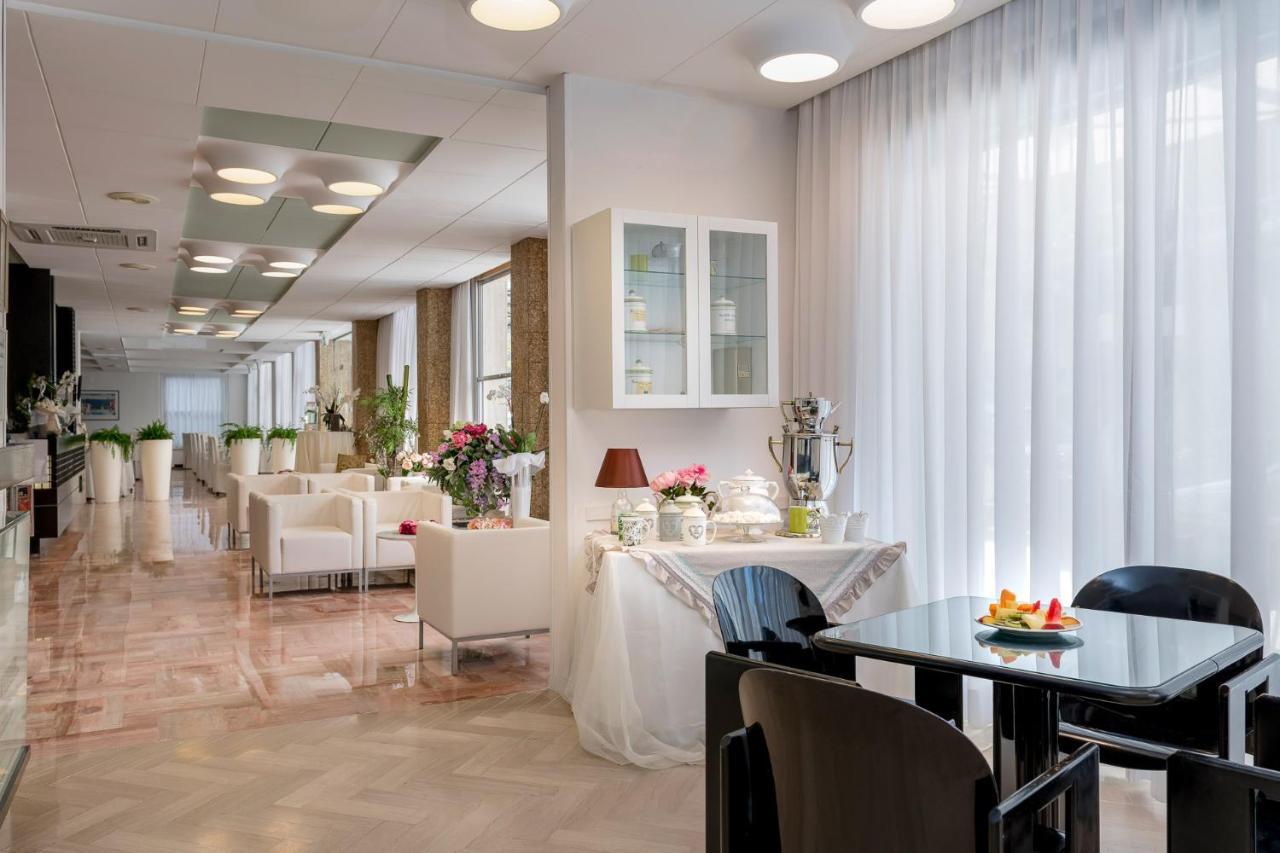 Hotel Cristina Corona Cattolica Buitenkant foto